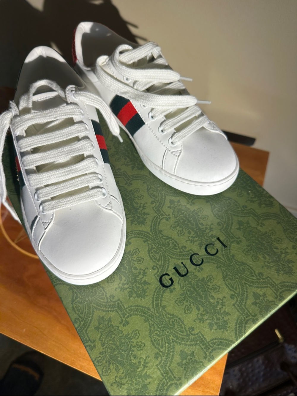 Gucci ‘Bee’ Tennis Shoes. - Picture 8 of 11